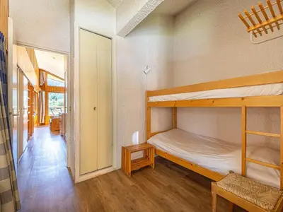 Un ou plusieurs lits dans un hébergement de l'établissement Appartement skis aux pieds avec mezzanine et WiFi - FR-1-694-263
