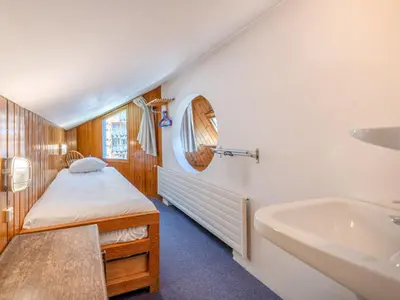 Un ou plusieurs lits dans un hébergement de l'établissement Appartement skis aux pieds avec mezzanine et WiFi - FR-1-694-263