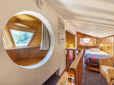 Un ou plusieurs lits dans un hébergement de l'établissement Appartement skis aux pieds avec mezzanine et WiFi - FR-1-694-263