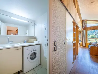 Cuisine ou kitchenette dans l'établissement Appartement skis aux pieds avec mezzanine et WiFi - FR-1-694-263