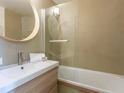 Salle de bains dans l'établissement Appartement agréable à Val-d'Isère pour 6 pers. - Animaux admis - FR-1-694-281