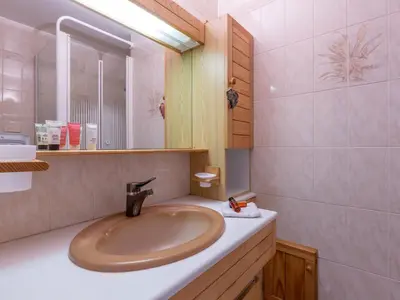 Salle de bains dans l'établissement Appartement 2 pièces avec parking et wifi à Val-d'Isère - FR-1-694-284