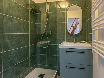 Salle de bains dans l'établissement Charmant studio à Val-d'Isère avec balcon Sud/Ouest, proche commodités, navette gratuite - FR-1-694-289