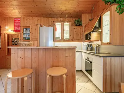 Cuisine ou kitchenette dans l'établissement Spacieux appartement 9 pers. à Val-d'Isère, skis aux pieds, Wi-Fi, proche commodités - FR-1-694-306