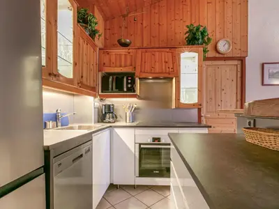 Cuisine ou kitchenette dans l'établissement Spacieux appartement 9 pers. à Val-d'Isère, skis aux pieds, Wi-Fi, proche commodités - FR-1-694-306