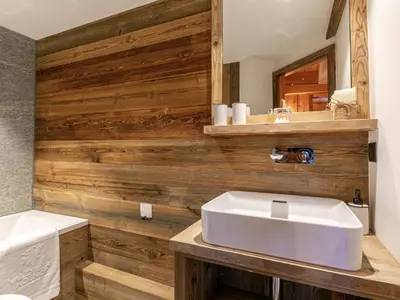 Salle de bains dans l'établissement Appartement duplex de haut standing, skis aux pieds, 82m², 8 pers., cheminé, au cœur de Val d'Isère - FR-1-694-305