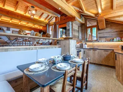 Cuisine ou kitchenette dans l'établissement Appartement duplex de haut standing, skis aux pieds, 82m², 8 pers., cheminé, au cœur de Val d'Isère - FR-1-694-305