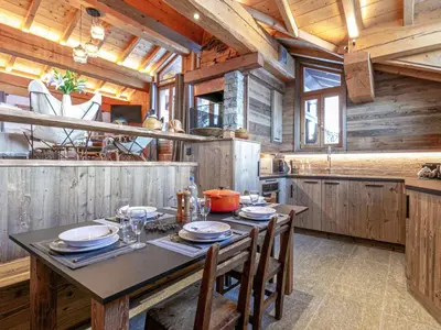 Cuisine ou kitchenette dans l'établissement Appartement duplex de haut standing, skis aux pieds, 82m², 8 pers., cheminé, au cœur de Val d'Isère - FR-1-694-305