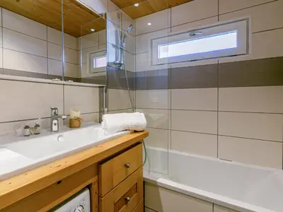 Salle de bains dans l'établissement Appartement rénové de 47m² avec wifi en centre station - FR-1-694-303