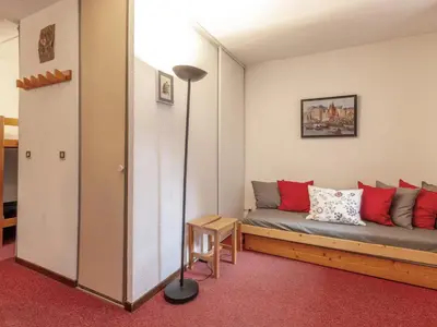 Coin salon dans l'établissement Studio confortable avec lits faits et ménage inclus à Val-d'Isère - FR-1-694-288