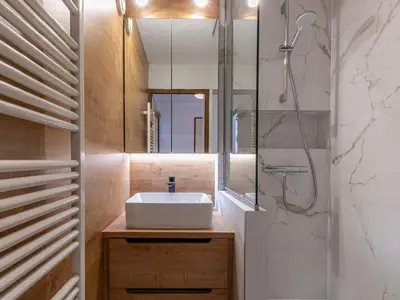 Salle de bains dans l'établissement Appartement rénové skis aux pieds avec parking et wifi à Val-d'Isère - FR-1-694-280