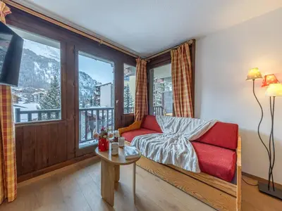 Coin salon dans l'établissement Appartement rénové skis aux pieds avec parking et wifi à Val-d'Isère - FR-1-694-280