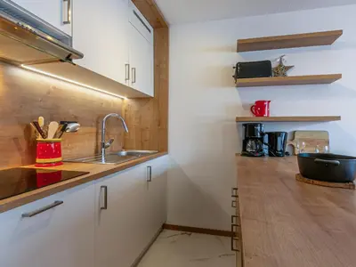 Cuisine ou kitchenette dans l'établissement Appartement rénové skis aux pieds avec parking et wifi à Val-d'Isère - FR-1-694-280