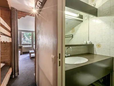 Salle de bains dans l'établissement Studio cosy à Val-d'Isère près des pistes, animaux admis - FR-1-694-298