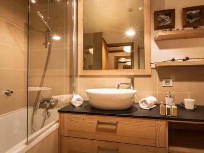 Salle de bains dans l'établissement Appartement de standing, 3 chambres, balcon sud, centre de Val-d'Isère, proche pistes et commerces - FR-1-694-307