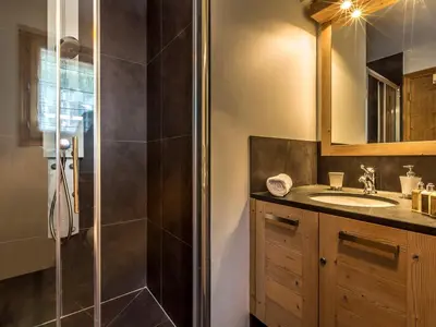 Salle de bains dans l'établissement Appartement de standing, 3 chambres, balcon sud, centre de Val-d'Isère, proche pistes et commerces - FR-1-694-307