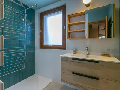 Salle de bains dans l'établissement 4P rénové au pied des pistes avec balcon et WIFI à Val-d'Isère - FR-1-694-309