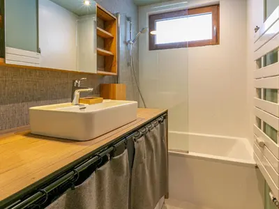 Salle de bains dans l'établissement 4P rénové au pied des pistes avec balcon et WIFI à Val-d'Isère - FR-1-694-309