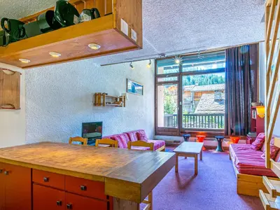 Coin salon dans l'établissement Duplex rustique avec grande terrasse au Sud, proche vieux Val-d'Isère - FR-1-694-310