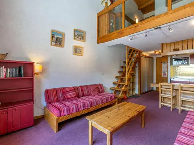 Coin salon dans l'établissement Duplex rustique avec grande terrasse au Sud, proche vieux Val-d'Isère - FR-1-694-310