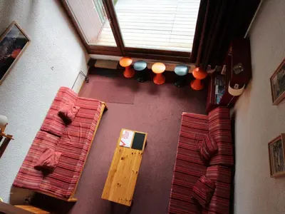 Coin salon dans l'établissement Duplex rustique avec grande terrasse au Sud, proche vieux Val-d'Isère - FR-1-694-310