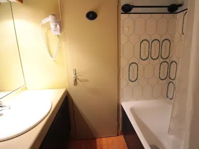 Salle de bains dans l'établissement Duplex rustique avec grande terrasse au Sud, proche vieux Val-d'Isère - FR-1-694-310
