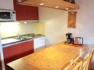 Cuisine ou kitchenette dans l'établissement Duplex rustique avec grande terrasse au Sud, proche vieux Val-d'Isère - FR-1-694-310