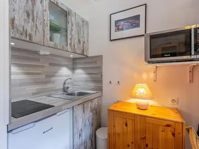 Cuisine ou kitchenette dans l'établissement Studio rénové avec balcon, parking et proche pistes à Val-d'Isère - FR-1-694-287