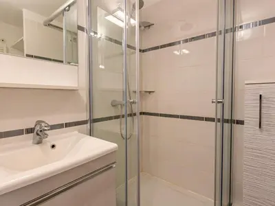Salle de bains dans l'établissement Studio rénové avec balcon, parking et proche pistes à Val-d'Isère - FR-1-694-287