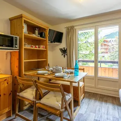 Studio rénové avec balcon