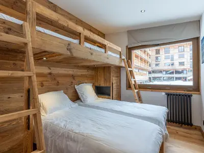 Un ou plusieurs lits dans un hébergement de l'établissement Appartement skis aux pieds, balcon sud, 8 pers, cheminée, Wifi - Val-d'Isère - FR-1-694-292