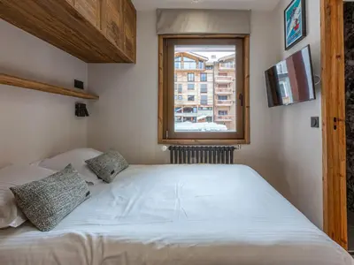 Un ou plusieurs lits dans un hébergement de l'établissement Appartement skis aux pieds, balcon sud, 8 pers, cheminée, Wifi - Val-d'Isère - FR-1-694-292