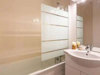 Salle de bains dans l'établissement Appartement lumineux Sud à La Daille avec Wifi et Animaux admis, skis aux pieds - FR-1-694-258
