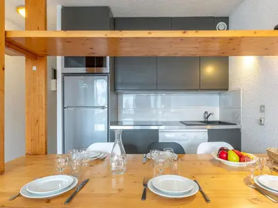 Cuisine ou kitchenette dans l'établissement Appartement lumineux Sud à La Daille avec Wifi et Animaux admis, skis aux pieds - FR-1-694-258