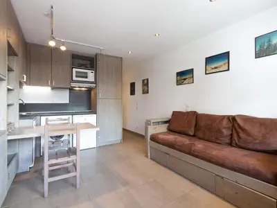 Cuisine ou kitchenette dans l'établissement Studio cabine rénové au pied des pistes avec wifi et animaux acceptés - FR-1-694-299
