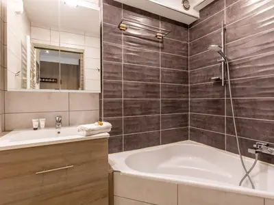 Salle de bains dans l'établissement Studio cabine rénové au pied des pistes avec wifi et animaux acceptés - FR-1-694-299