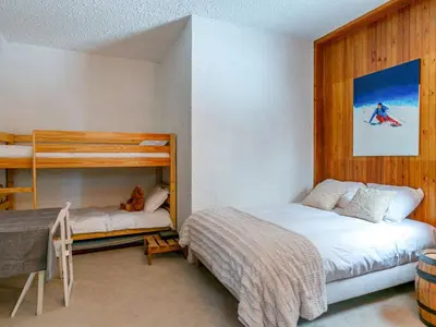 Un ou plusieurs lits dans un hébergement de l'établissement Appartement spacieux avec WiFi au pied des pistes - La Daille - FR-1-694-54