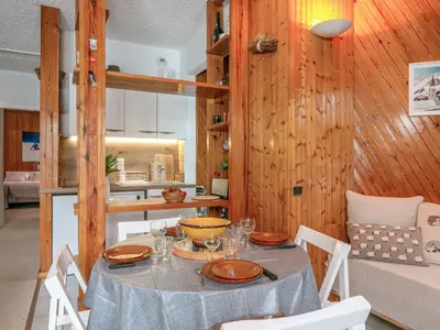 Coin salon dans l'établissement Appartement spacieux avec WiFi au pied des pistes - La Daille - FR-1-694-54