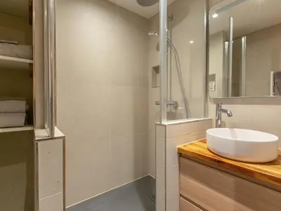 Salle de bains dans l'établissement Appartement rénové 2022 avec wifi, balcon sud, 5 pers, équipements famille, proche commodités - FR-1-694-294