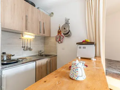 Cuisine ou kitchenette dans l'établissement Studio sud skis aux pieds à Val-d'Isère, animaux acceptés - FR-1-694-246