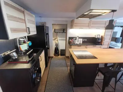 Cuisine ou kitchenette dans l'établissement Appartement rénové 3 pièces, 6/7 pers, balcon proche centre - FR-1-346-535