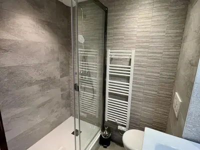 Salle de bains dans l'établissement Appartement rénové 3 Pièces, Balcon, 6/7 pers., WIFI - FR-1-346-539