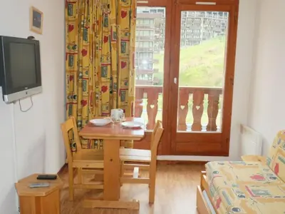 Télévision ou salle de divertissement dans l'établissement Studio lumineux 3 pers. au cœur de Tignes Le Val Claret, balcon - FR-1-502-471