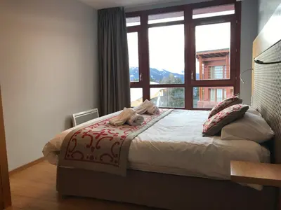 Un ou plusieurs lits dans un hébergement de l'établissement Appartement avec balcon, jacuzzi, sauna, salle de fitness, 3 chambres, parking - FR-1-346-536