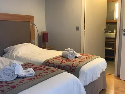Un ou plusieurs lits dans un hébergement de l'établissement Appartement avec balcon, jacuzzi, sauna, salle de fitness, 3 chambres, parking - FR-1-346-536