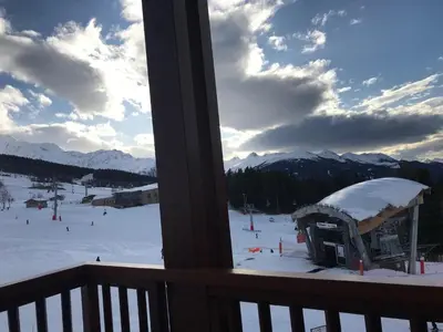 Vue générale sur la montagne ou vue sur la montagne depuis l'appartement