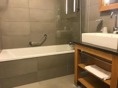 Salle de bains dans l'établissement Appartement avec balcon, jacuzzi, sauna, salle de fitness, 3 chambres, parking - FR-1-346-536