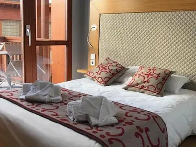 Un ou plusieurs lits dans un hébergement de l'établissement Appartement avec balcon, jacuzzi, sauna, salle de fitness, 3 chambres, parking - FR-1-346-536