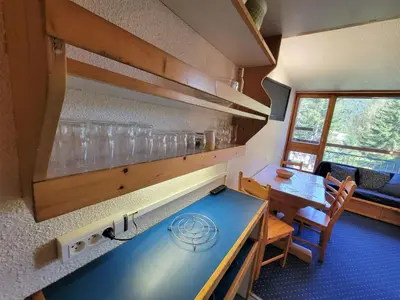 Coin salon dans l'établissement Studio ski aux pieds avec balcon, 4 pers - FR-1-346-542