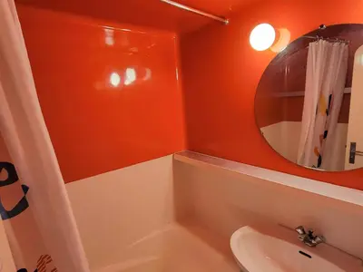 Salle de bains dans l'établissement Studio ski aux pieds avec balcon, 4 pers - FR-1-346-542